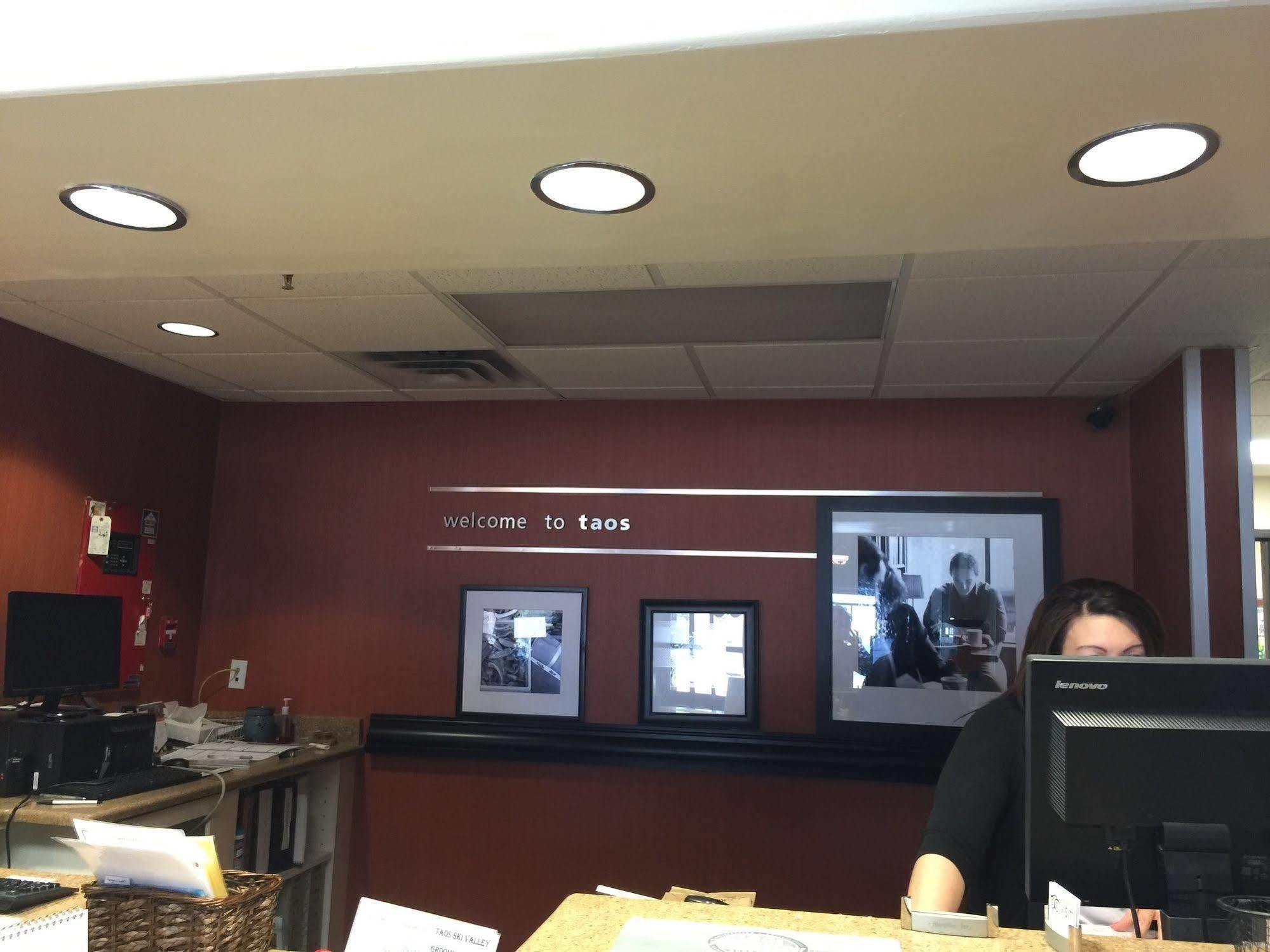 Hampton Inn Таос Экстерьер фото